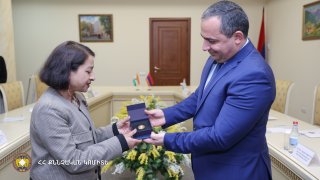Председатель Следственного комитета РА встретился с Послом Индии и следователями, прошедшими переподготовку в Индии